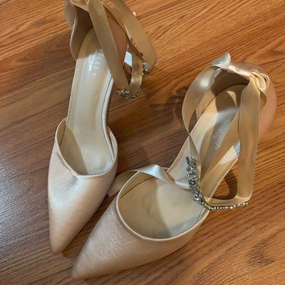 Kailee P. Handmade satin heels. - Picture 2 of 4